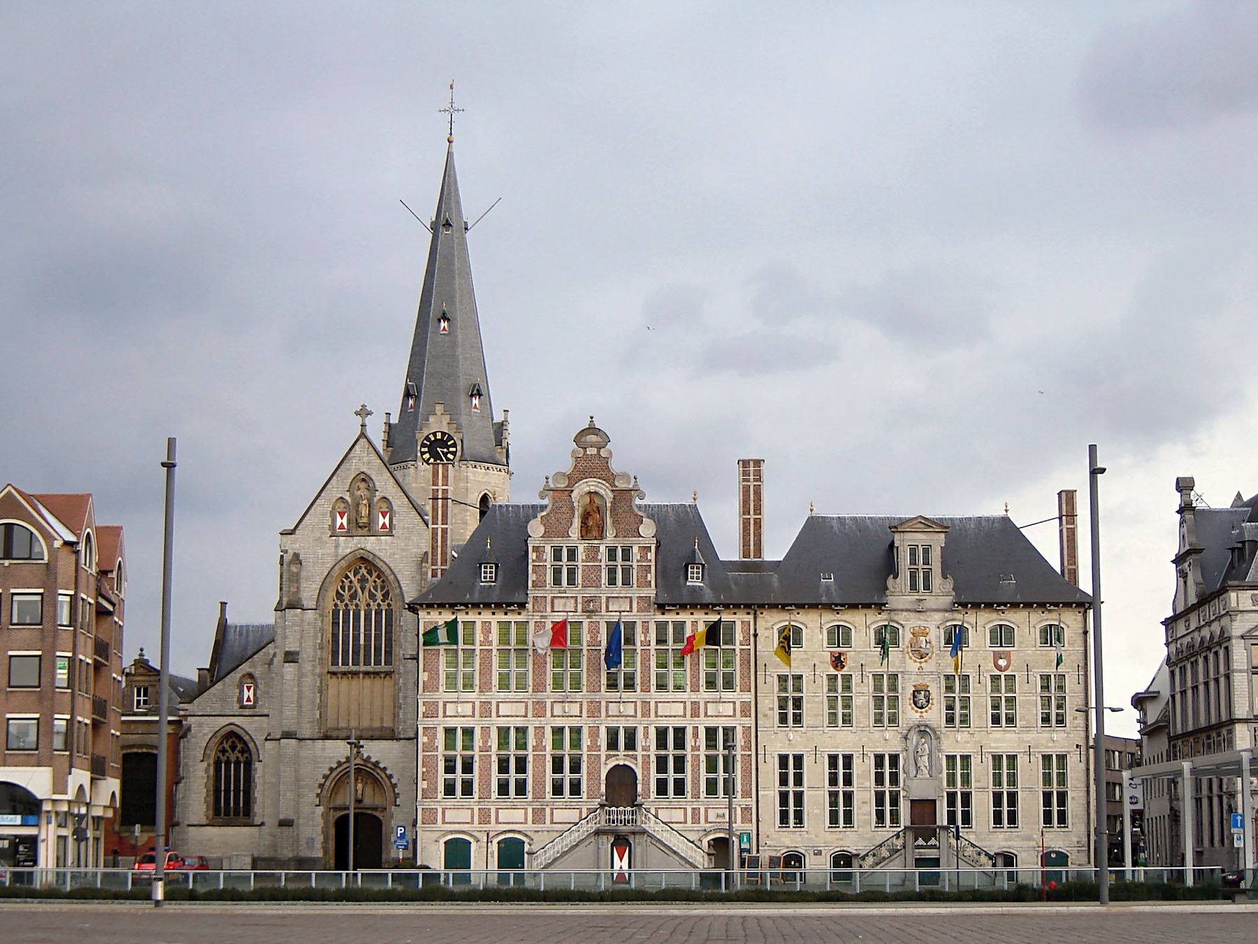 Sint-Nicolaaskerk aan de markt in Sint-Niklaas